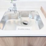 手元の収納から、足元の収納までが全てスライド式で、奥のスペースまで有効に活用できます。奥まで上から見渡せるので、たまにしか使わない調理器具もサッと取出せます。(内装)