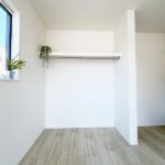 各居室にはクローゼットを完備し、家具の配置にも困らない設計がされています。採光と通風のバランスがほどよく絶妙です。(内装)