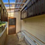 倉庫入口とお湯の出る外水道