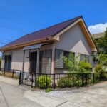 東側からの外観。季節を彩る植栽あり。