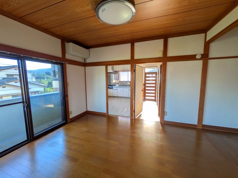 洋室から玄関・DK